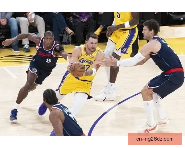 湖人险胜快船双星狂飙六十七分