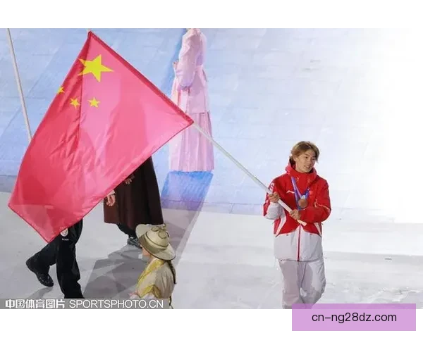 冬奥苏翊鸣担任闭幕旗手荣耀绽放